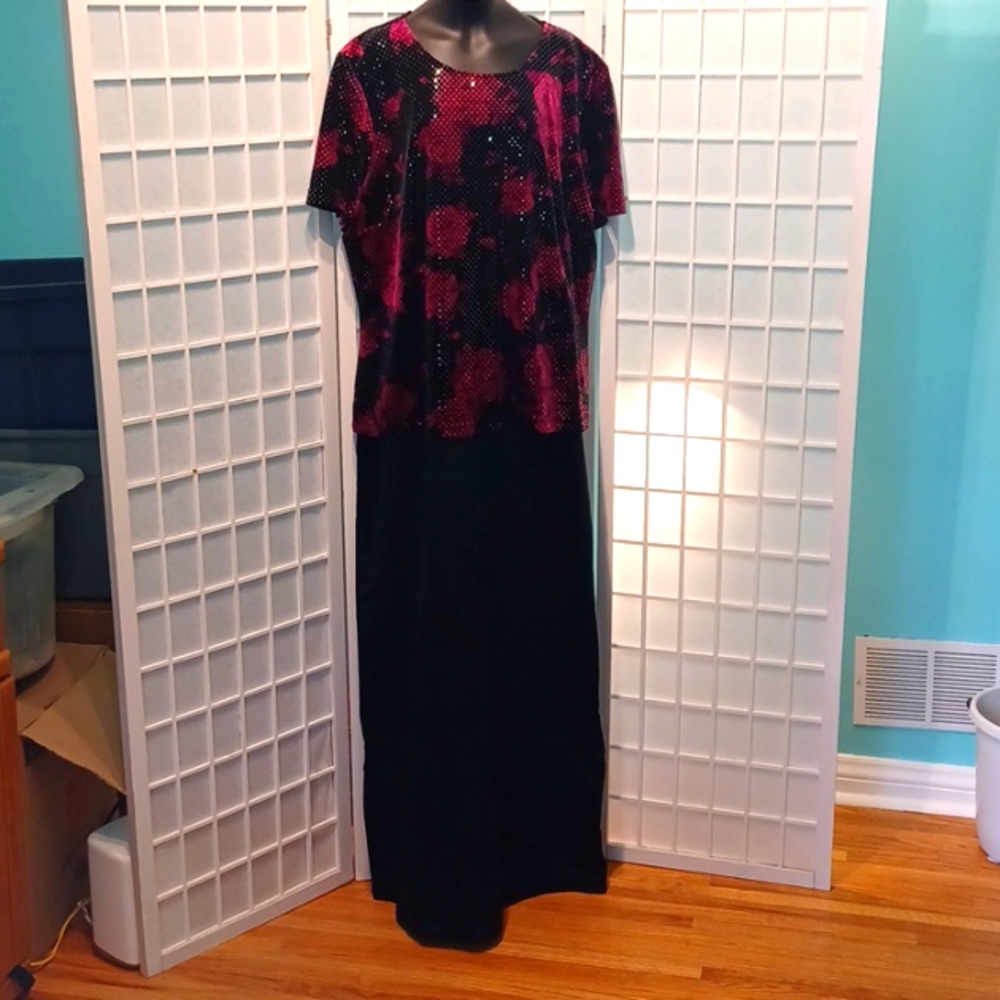 Algo sz 20 gown - black with red floral 5866